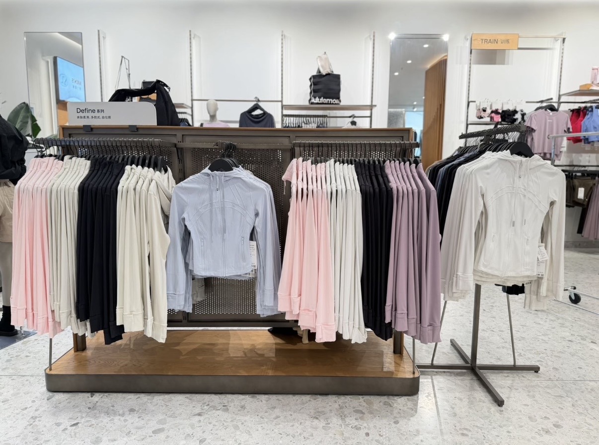 lululemon郑州门店内产品陈设（图源：lululemon郑州正弘城店小红书账号）