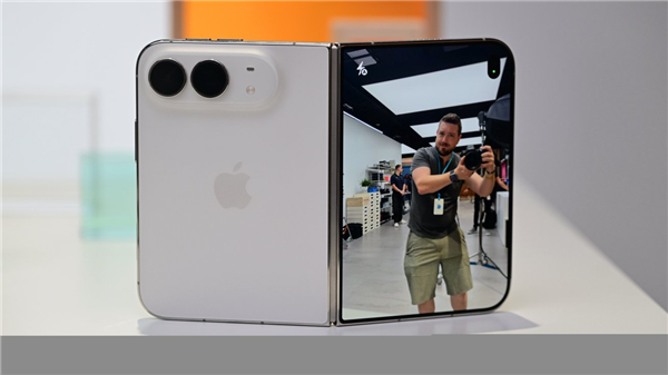 苹果年度理财产品!iPhone Duo黄牛加价1.2万元:首发当天就能拿货