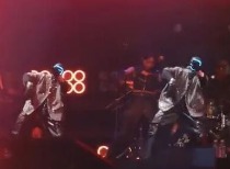 宇树机器人助演王力宏演唱会 表演高难度空翻 视频火爆！马斯克转发：令人印象深刻