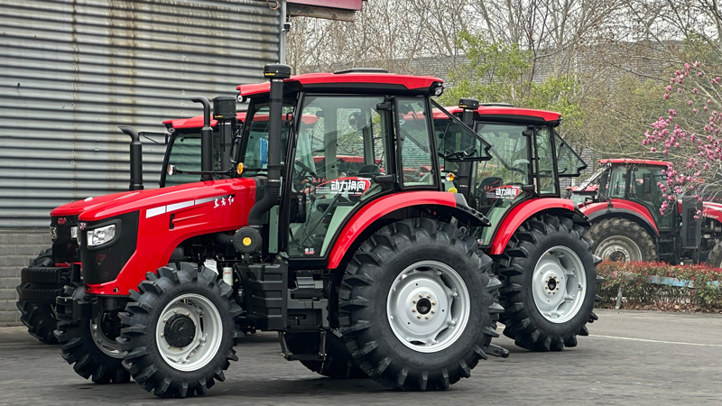 东方红动力转向拖拉机。人民网记者 