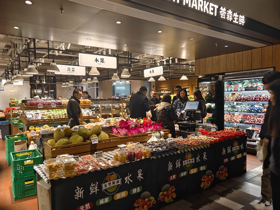 图片说明:吃好晚饭去鸿寿坊兜兜顺便买菜,已成不少附近居民的习惯。彭德倩摄