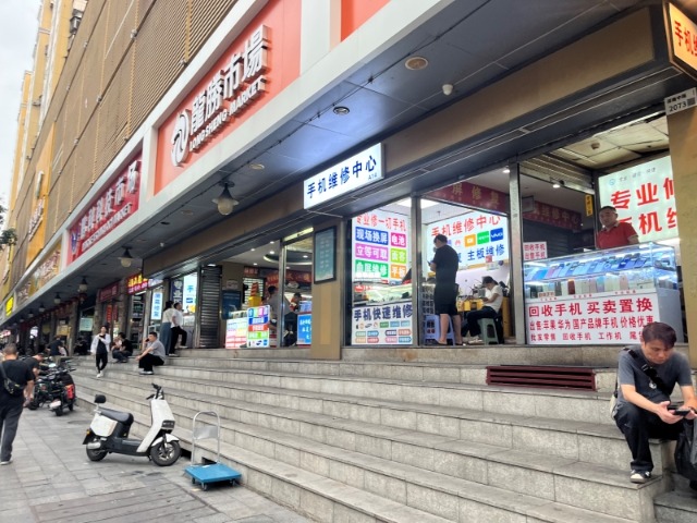 据受访者介绍，报废手机回收业务是最近才开始重视的（南英/拍摄）