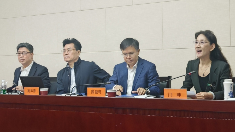 《日本经济蓝皮书》主编闫坤发言。