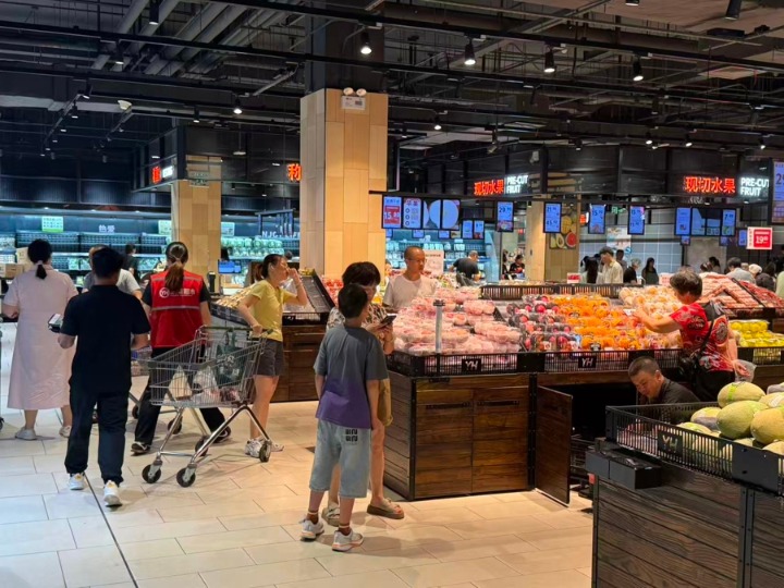 周末的永辉超市金山万达店人气颇旺。叶宇摄