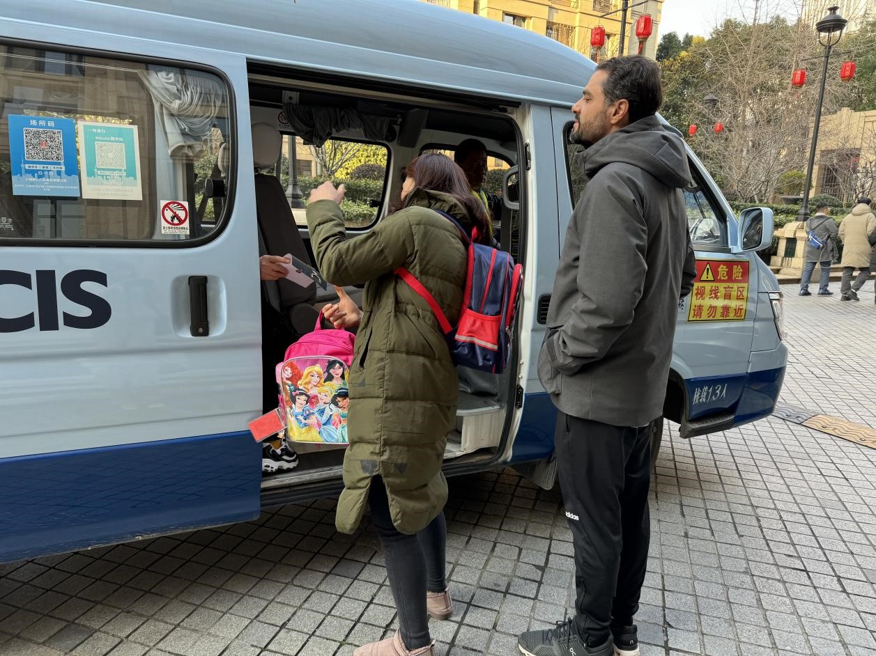 李承侠接两个小朋友放学。人民网记者 