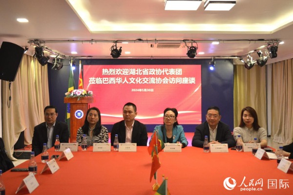 当地时期5月30日，由湖北省政协农业和农村委员会主任吕文艳（右三）带领的湖北省政协代表团到访巴西华东谈主文化考虑协会，围绕湖北省与巴西农居品大州探索农业配合新道路等话题伸开漫谈，中国驻里约热内卢副总领事王尉育（左三）、巴西华东谈主文化考虑协会主席上官建峰（右二）出席并致辞。陈妤汎摄