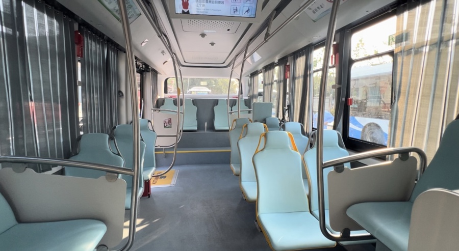 在场 | 上海的新公交车可爱了但小了,"宝宝巴士"乘客们怎么看?