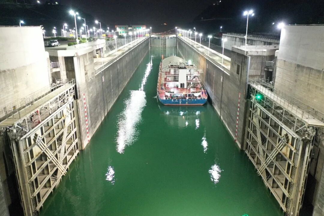 货轮新长江06008驶入三峡南线船闸一闸室。汤伟摄