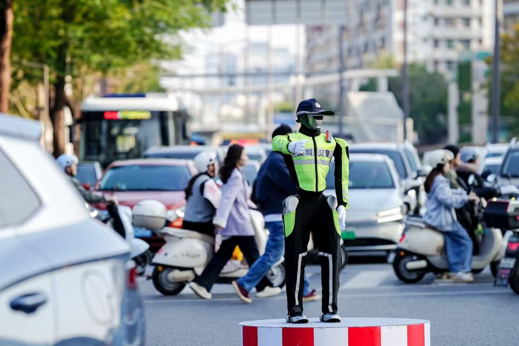 人形机器人不止能表演：交管机器人已走进路口开展交通指挥工作