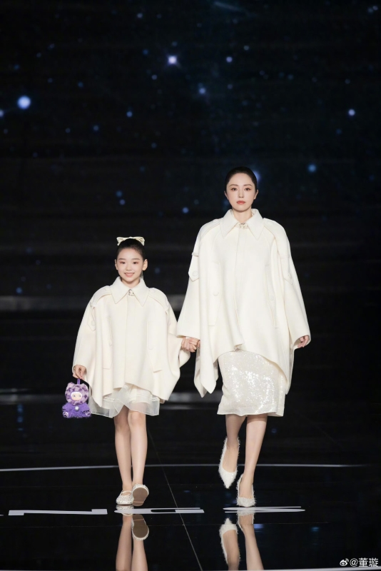 董璇与女儿一起登上秀场。