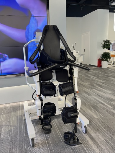 (下称"傅利叶")的下肢外骨骼机器人,在上海多个社区医院或者康复中心