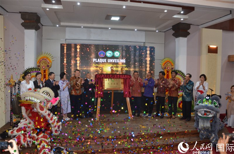 李俊和瓦彦与各位嘉宾一道为巴陵康孔子学院揭牌。人民网记者 