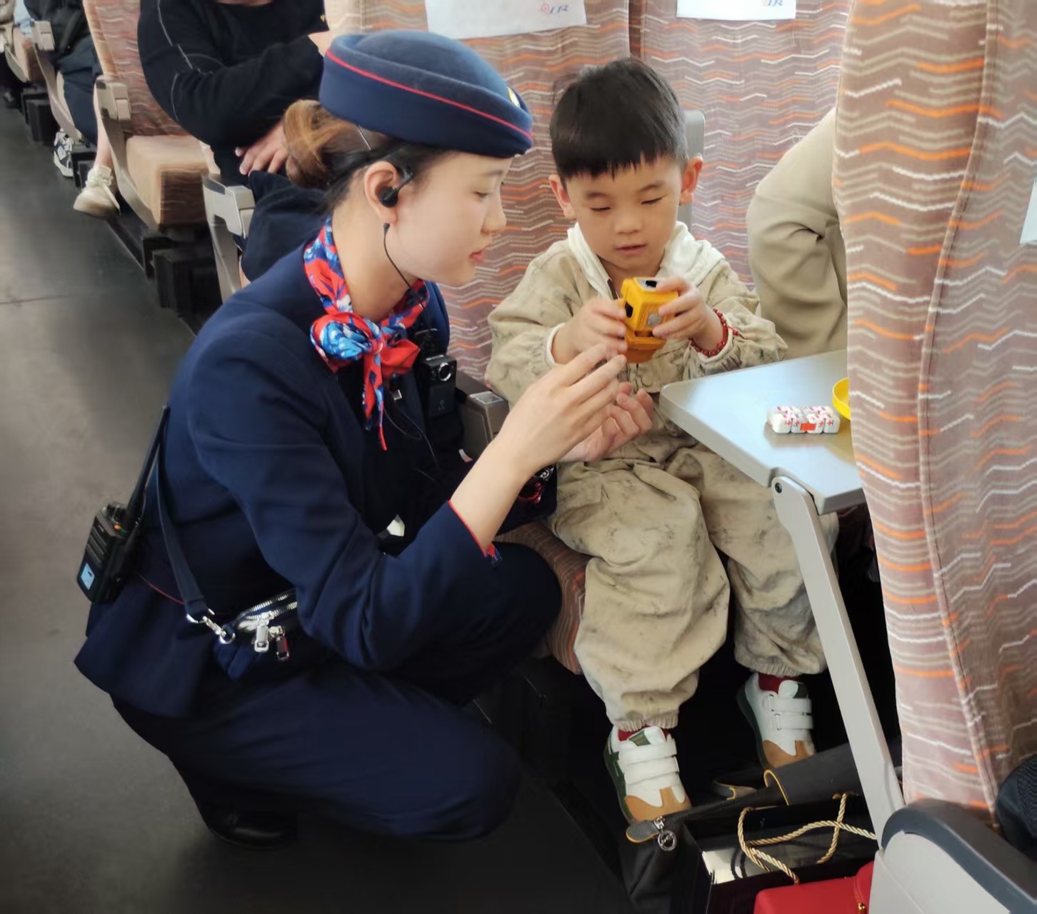 高铁工作人员服务旅客。人民网记者 