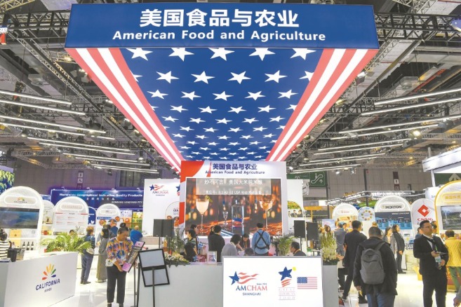 位于农食产品展区的美国食品与农业展台,人流络绎不绝。