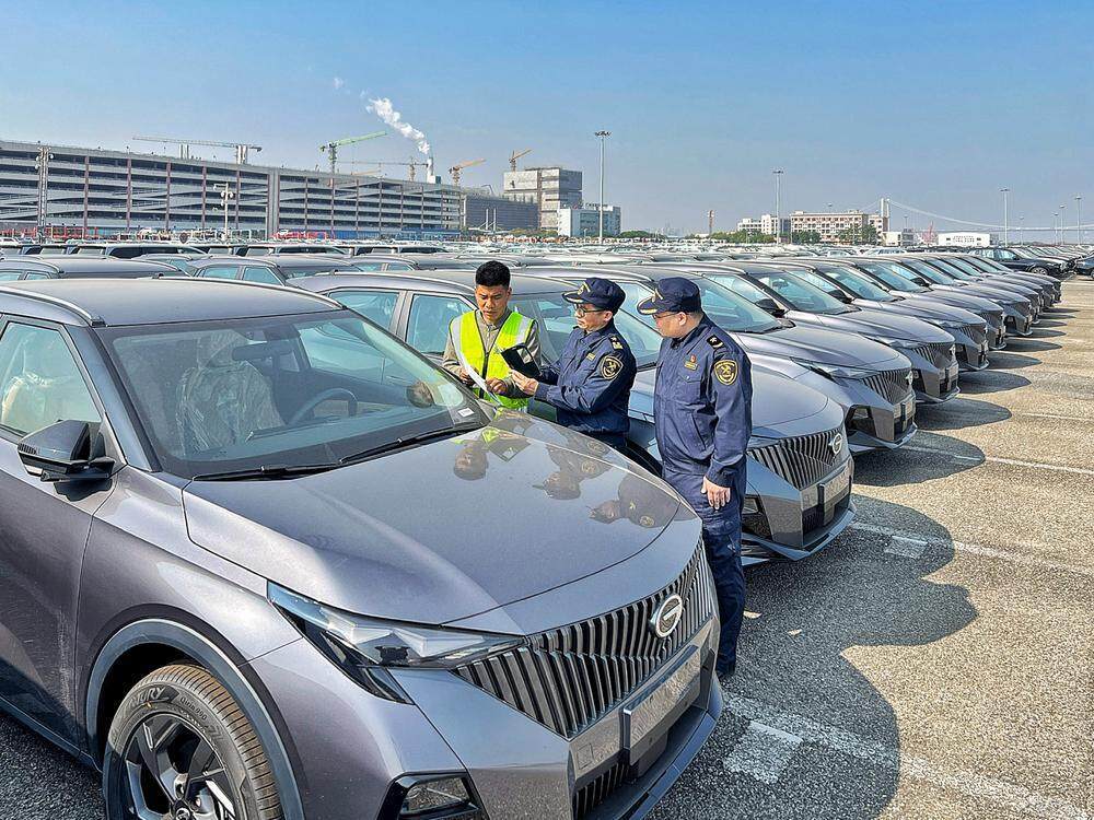 广州海关所属南沙海关关员对国产出口汽车进行监管