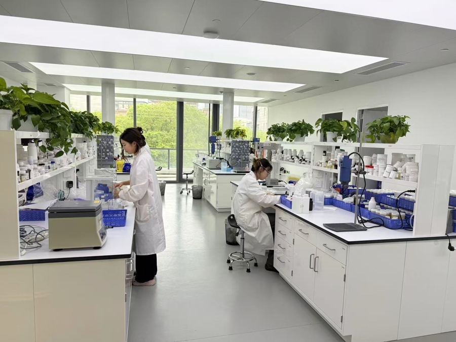 优时颜在上海漕河泾的配方实验室。叶宇摄