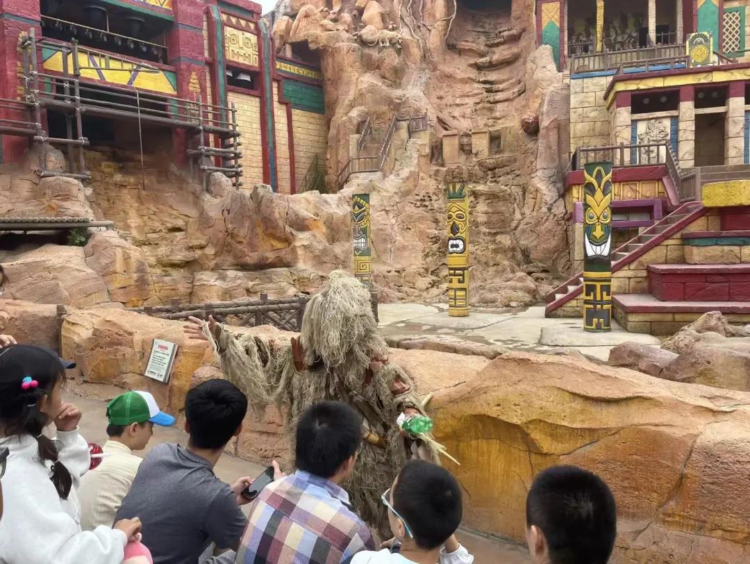 这个假期太火爆！大学生当“兼职野人”：游客太热情 投喂太多已经吃不下 累坏了