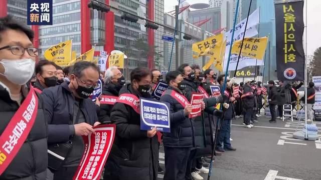 韩国2万名医生3日聚集在韩国国会附近举行大规模集会