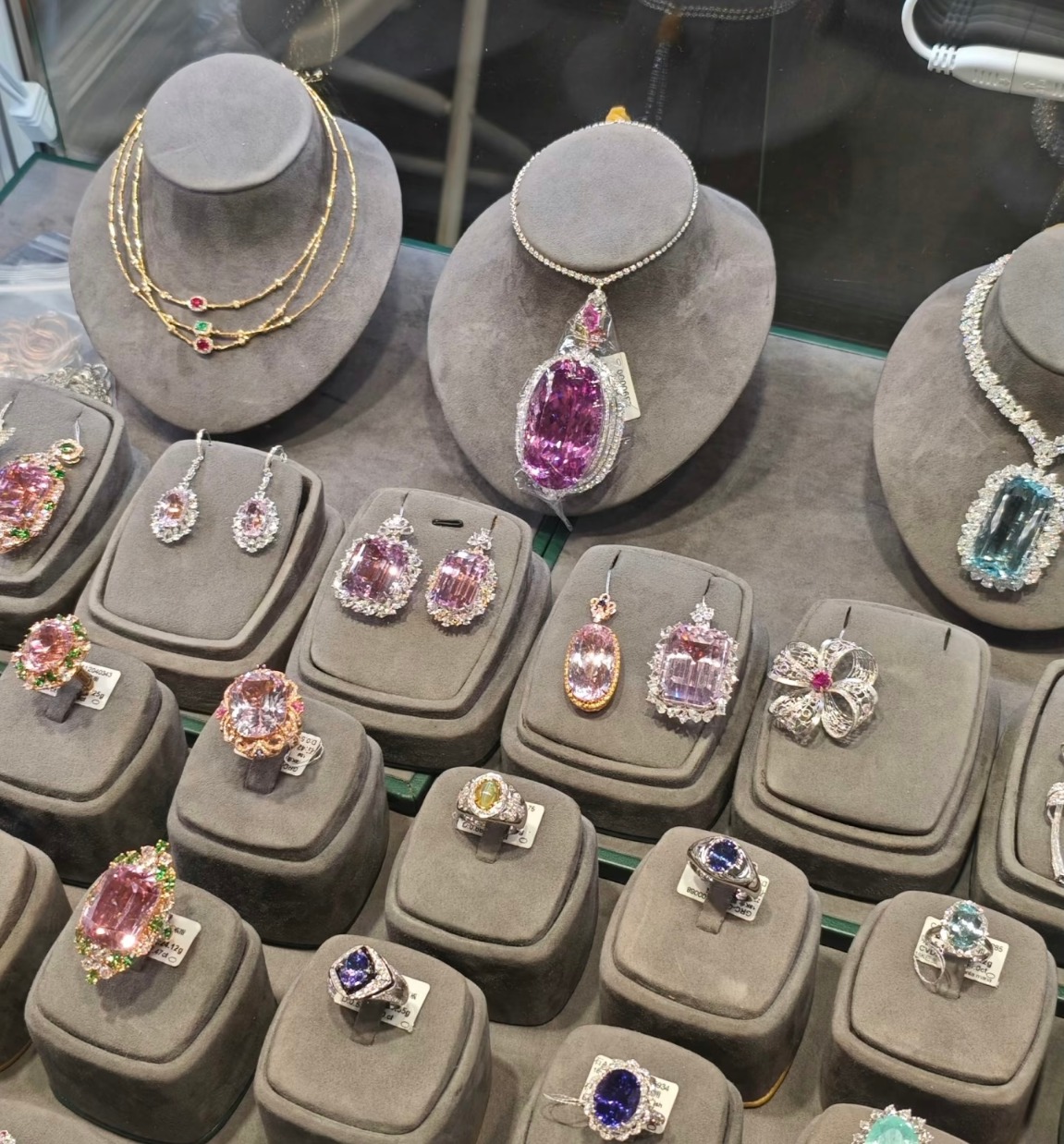 图为:第八届进博会上的珠宝交易展台(记者 9573d48f53874a3d979692e566b8a990.jpeg