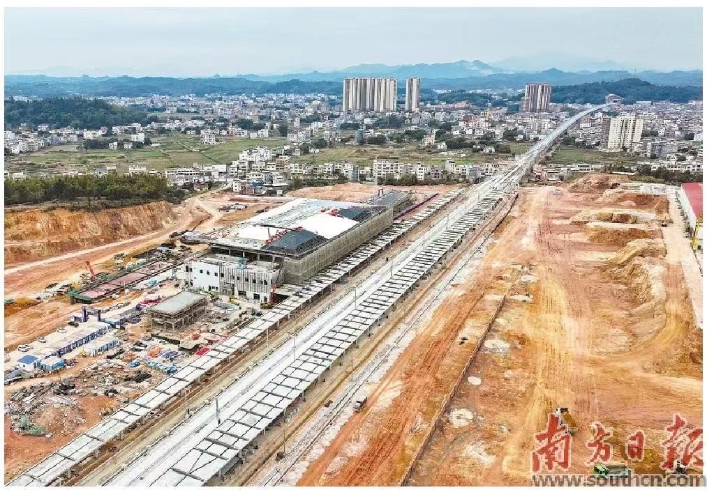 正加快建设的梅龙高铁五华站房.南方日报记者