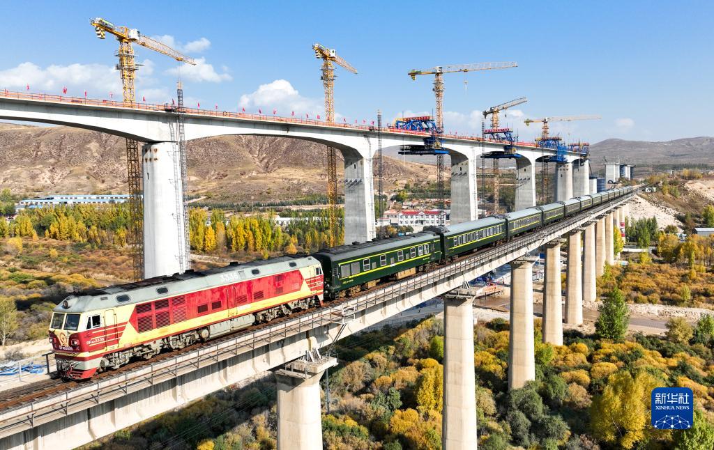 10月12日,随着混凝土顺利浇筑完成,集(宁)通(辽)铁路电气化改造工程