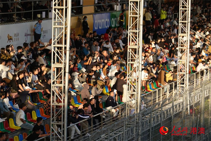 澳门格兰披治大赛车大看台观众席.人民网记者