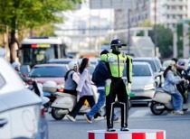 人形机器人除了表演还能干什么？交管机器人已经走进路口