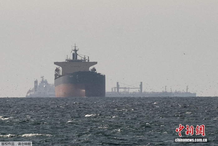资料图：船只停泊在靠近霍尔木兹海峡的海域附近。