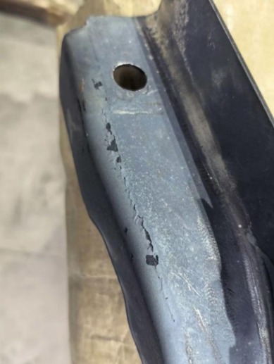 出问题的汽车下车体的一个横梁