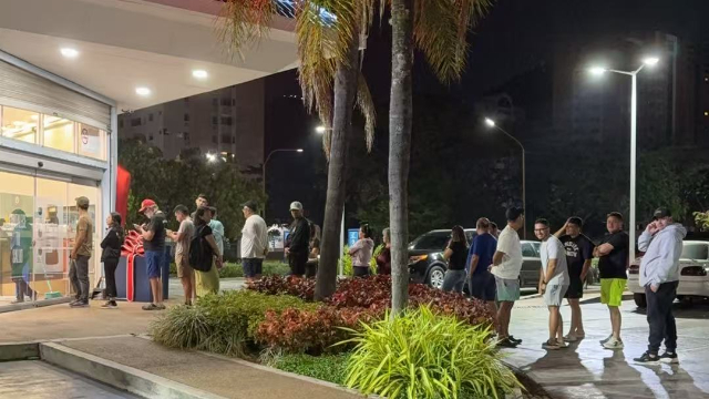 当地时间3日凌晨4点,委内瑞拉巴伦西亚市,当地居民前往连锁药店排队购买物资。(受访者拍摄供图)