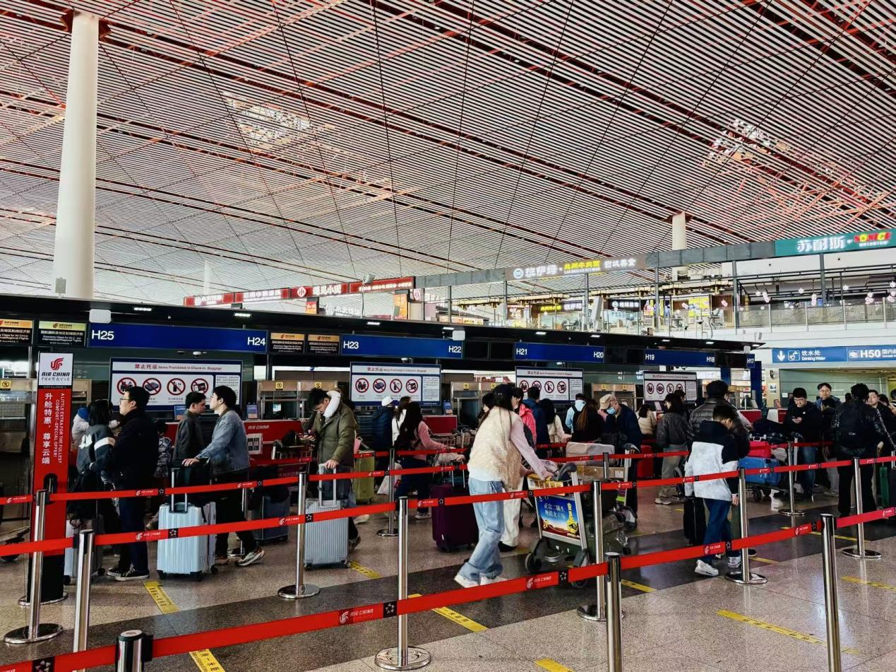 旅客在柜台办理值机手续。人民网记者 