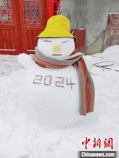 广西北部多地降雪雪人穿上苗衣