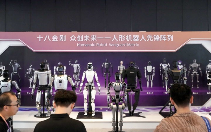 18台人形机器人组成的十八金刚阵列迎宾“