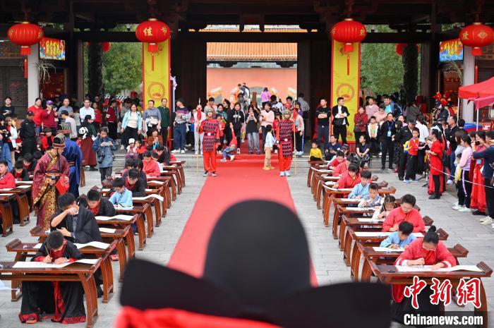 广西南宁：民众新春考科举
