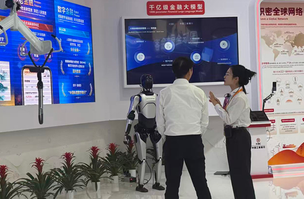 银行工作人员为观众介绍千亿级金融大模型。人民网记者