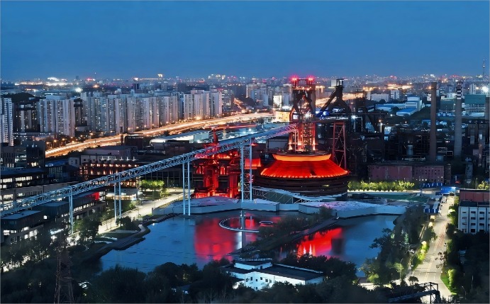 首钢园冷却塔夜景。图片来源：服贸会网站