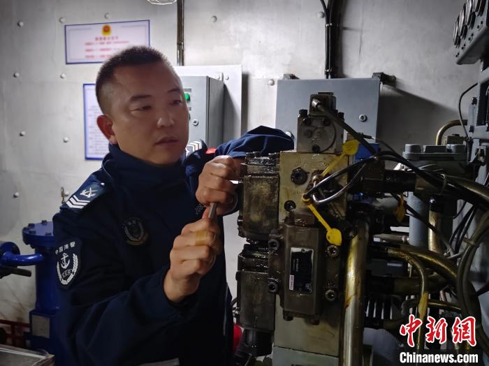 福建漳州海警海上迎新春 情暖渔民心