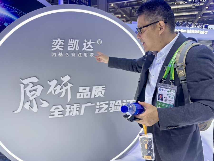 顾闻正在逛展。