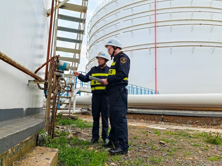 洋山海关关员开展油气监管,吴坤飞摄