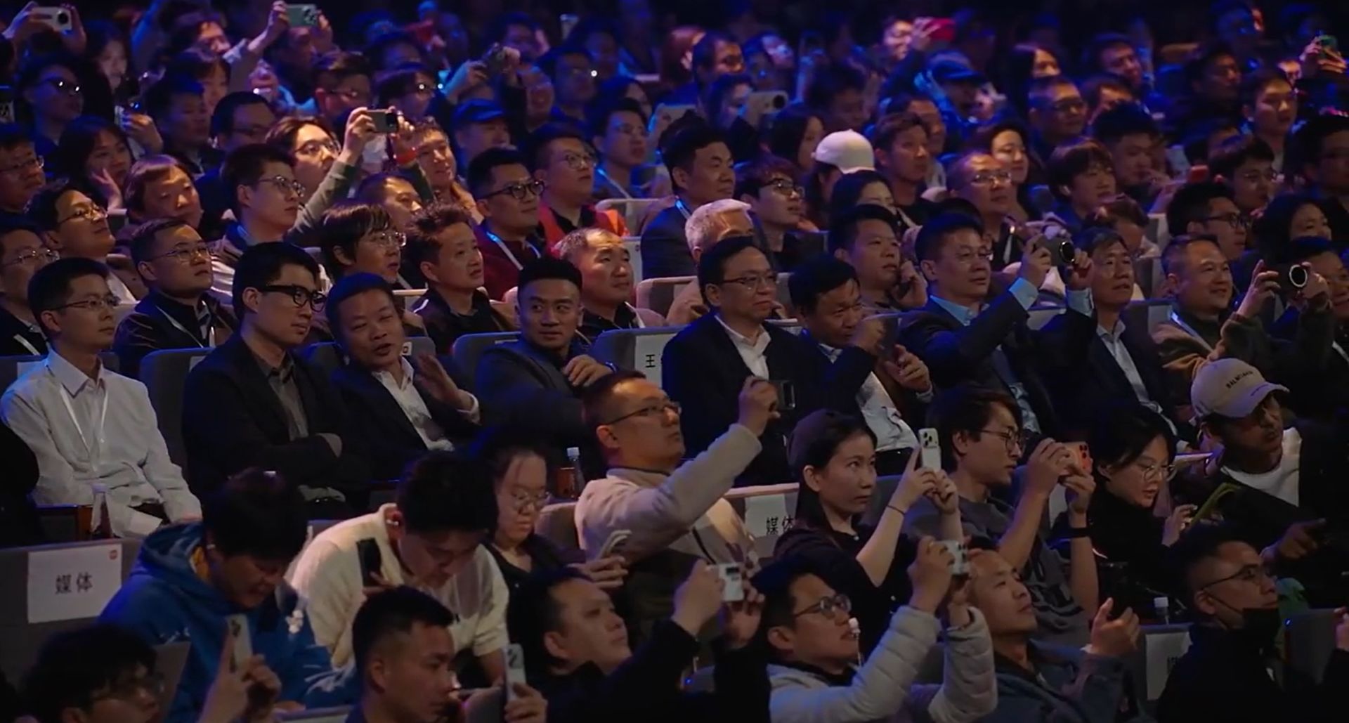 【视频回顾】新一代SU7正式上市 21.99万元起！雷军：定价有很大压力