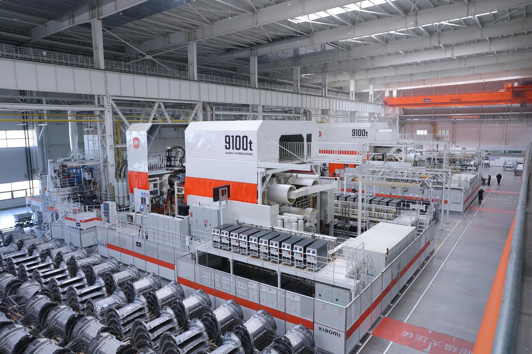 智能化工厂里，9100吨一体化大压铸设备大幅提升新能源汽车零部件的生产效率。 