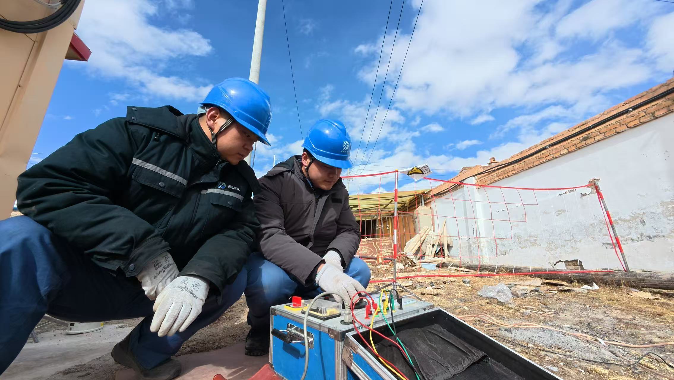 国网青海省电力公司研制的10千伏植物油配电变压器在青海玛多县玛拉驿村完成安装调试并挂网运行。刘玉斌