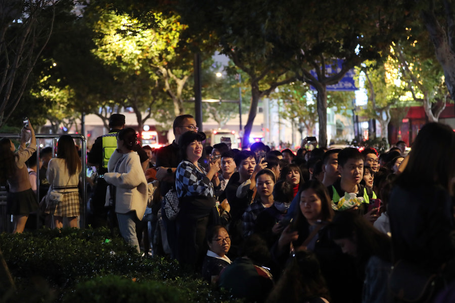 地铁上海体育场站外人流摩肩接踵.