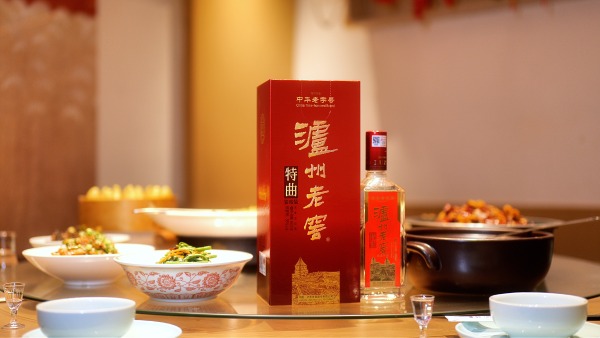泸州老窖特曲宴席装(600ml),因方形瓶身设计和容量提升又被称为特曲大方瓶.png aa4a51e4c94241128a8a3bb2cc60768b.png
