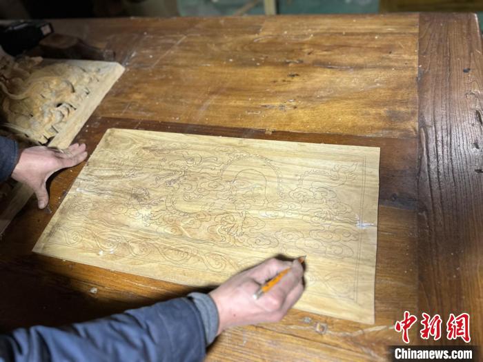 河北武邑木雕艺人精雕中国龙喜迎龙年