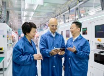 iPhone Duo预售前夕 苹果COO到访富士康并回应产能情况：正扩大生产规模