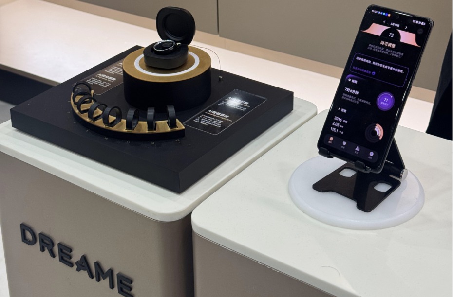 AI穿戴设备杀疯了!戒指测心率、眼镜当翻译 谁在争抢用户手腕手指?