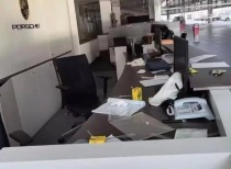 一夜之间人去楼空 员工称被欠薪数十万元！郑州一保时捷门店疑似“跑路” 客户没法上牌 当地回应