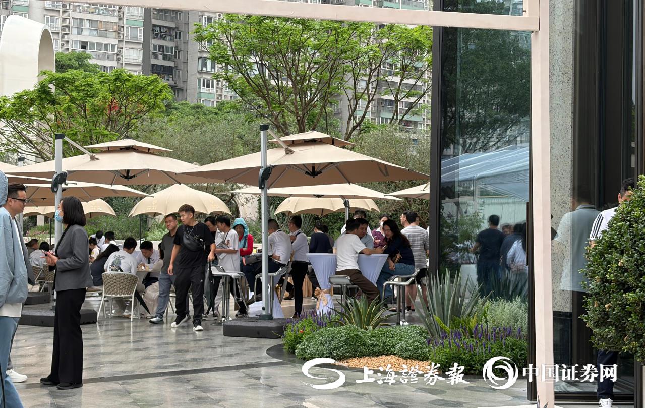 5月5日下午4时许，在保利海韵售楼部门口等待入场的看房者。记者 