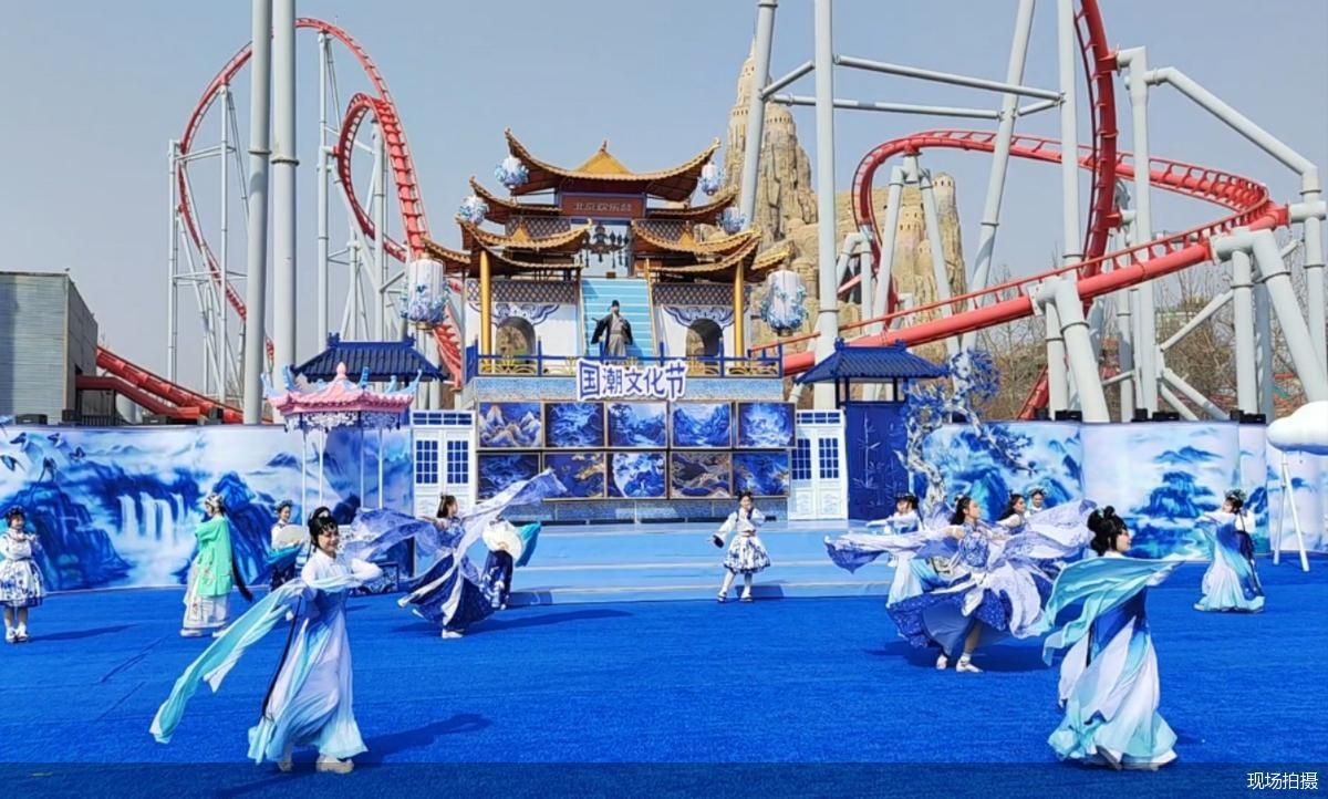 北京欢乐谷开启首个青花瓷主题国潮文化节